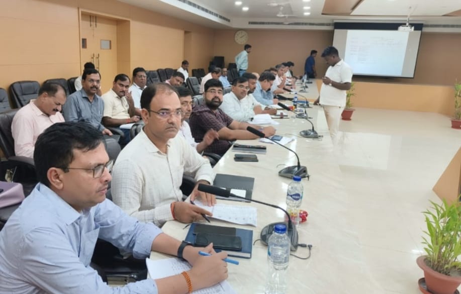 DistrictSant's tweet image. जिलाधिकारी महोदय की अध्यक्षता में सीएम डैशबोर्ड के आधार पर जनपद के विकास/आई जी आर एस /निर्माण कार्यों की समीक्षा बैठक आयोजित हुई।समस्त विभागों को कार्यों/योजनाओं में लक्ष्य के सापेक्ष गुणात्मक प्रगति लाने तथा समस्त जनकल्याणकारी योजनाओं से शत-प्रतिशत पात्र लाभार्थियों को आच्छादित…
