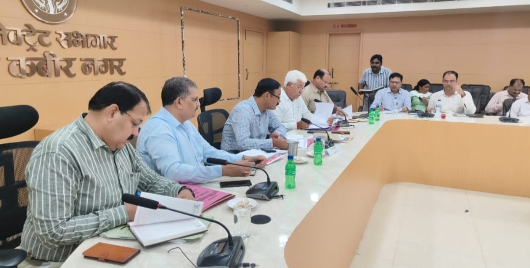 DistrictSant's tweet image. जिलाधिकारी महोदय की अध्यक्षता में सीएम डैशबोर्ड के आधार पर जनपद के विकास/आई जी आर एस /निर्माण कार्यों की समीक्षा बैठक आयोजित हुई।समस्त विभागों को कार्यों/योजनाओं में लक्ष्य के सापेक्ष गुणात्मक प्रगति लाने तथा समस्त जनकल्याणकारी योजनाओं से शत-प्रतिशत पात्र लाभार्थियों को आच्छादित…
