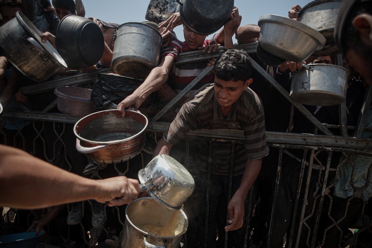 AnasAlSharif0's tweet photo. "Israel is starving people to death in Gaza, while spreading false claims that the famine has been broken. As someone from Gaza, I can say we are dying of hunger — and the image speaks for itself." https://t.co/vG3dRukjur