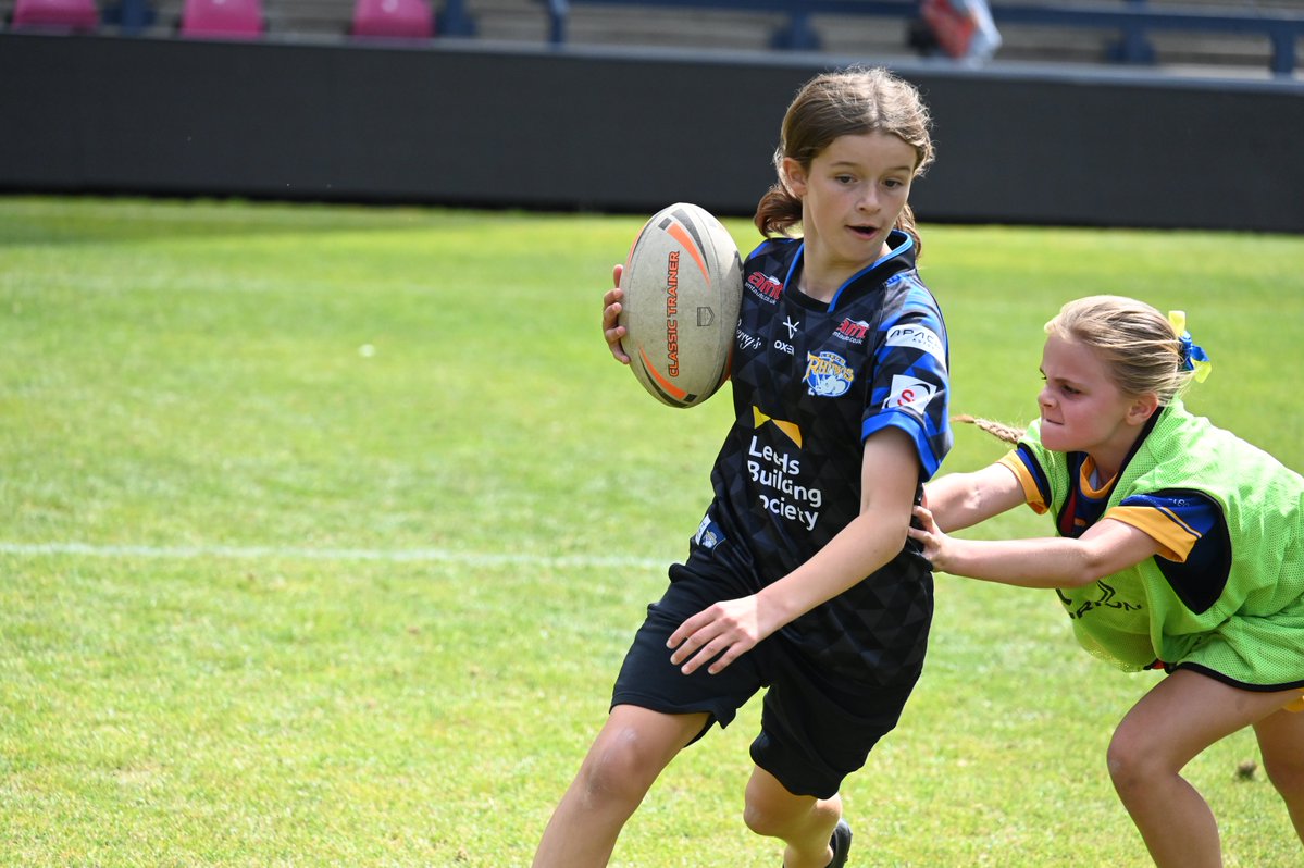RugbyLeeds's tweet image. ๐๐๐ง๐ก๐จ ๐๐๐๐ฃ๐ค๐จ ๐๐๐จ๐ฉ! ๐
Last week saw an amazing morning on the AMT Headingley pitch with 50+ girls showing their skills in the sun! โ๏ธ๐ช
Big thanks to @leedsrhinos stars Keara Bennett, Izzy Northrop & Evie Cousins for joining us and sharing their knowledge! ๐๐