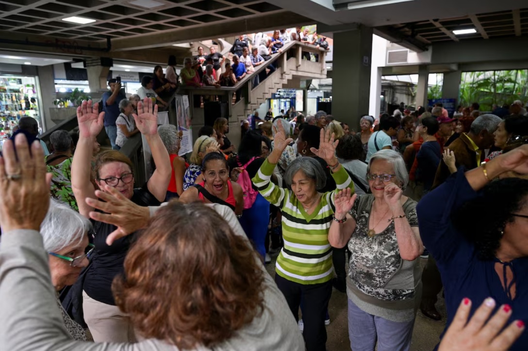 AlbertoRodNews's tweet image. Reuters | Club Tobías, la alternativa bailable de los abuelitos solitarios en Venezuela tinyurl.com/4rh4m3y2