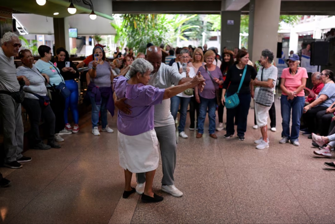 AlbertoRodNews's tweet image. Reuters | Club Tobías, la alternativa bailable de los abuelitos solitarios en Venezuela tinyurl.com/4rh4m3y2