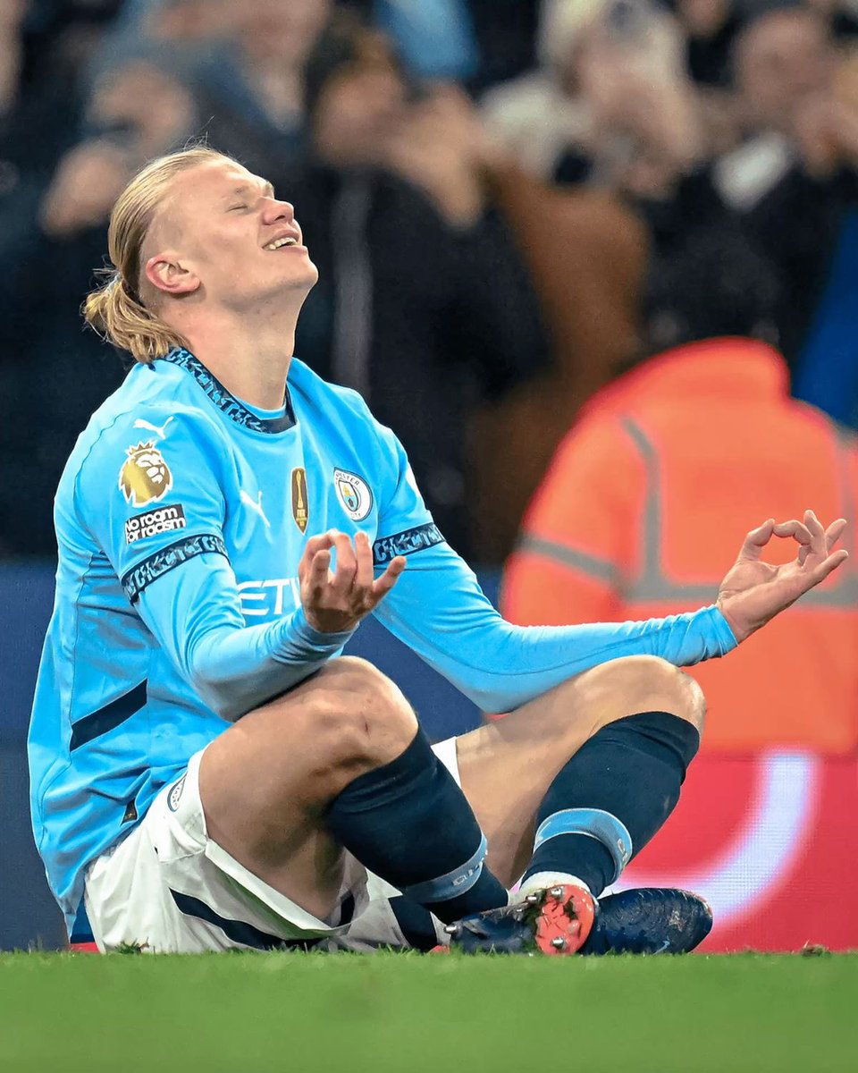 Rayanwavess's tweet image. Our delusional fans think we can sign Haaland who signed a 9 and half years contract with city 🤦🏾♂️
When we should pray Flick unlocks CF Rashford and he scores 35 goals this szn.