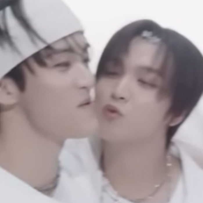0NAENNAE's tweet image. 이렇게 예쁘고 귀엽게 잘생긴 애가
저 동그랗고 귀여운 입술로
뽀뽀해달라고 춉춉춉 거리면 당장 뽀뽀하죠
아 말 잘 못 했다 싶을만큼
뽀뽀로 숨막히게 해버리죠