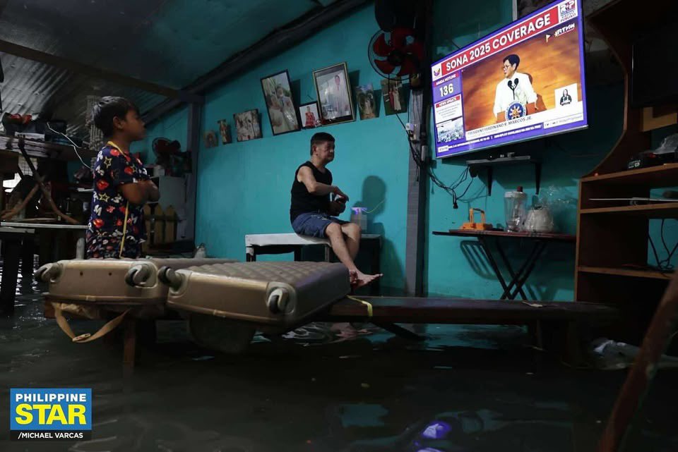 SITREPph's tweet image. STATE OF THE NATION - The Alvaran family watches President Ferdinand Marcos Jr.’s fourth State of the Nation Address (SONA) inside their flooded home along Adante Street in Tanoñg, Malabon on Monday. July 28, 2025.
Amid worsening floods, Senator Panfilo “Ping” Lacson renewed…