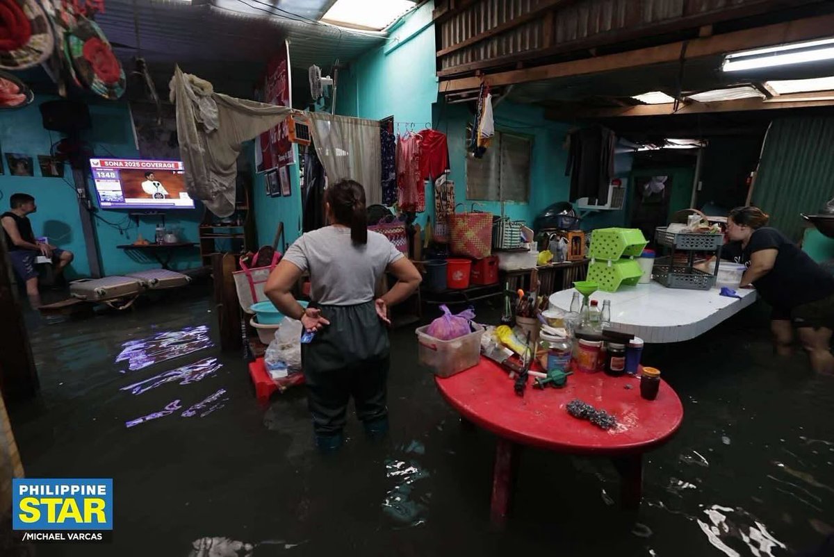 SITREPph's tweet image. STATE OF THE NATION - The Alvaran family watches President Ferdinand Marcos Jr.’s fourth State of the Nation Address (SONA) inside their flooded home along Adante Street in Tanoñg, Malabon on Monday. July 28, 2025.
Amid worsening floods, Senator Panfilo “Ping” Lacson renewed…