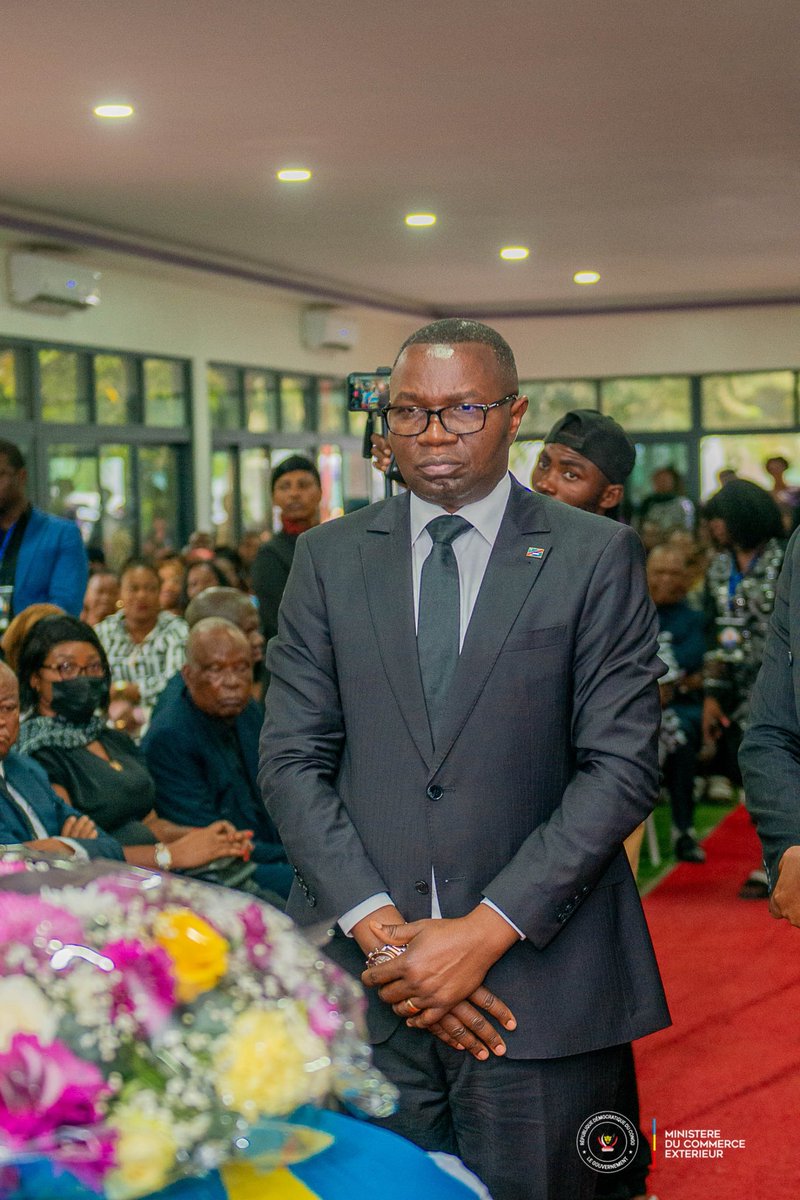 Le Doyen des Gouverneurs de tous les temps, S.E Jean Bosco MAKOLO JIBIKILAY a tiré sa révérence. 
Le GRAND GOUVERNEUR, Pilier de la DÉCENTRALISATION, comme nous aimions l'appeler nous a rappelé, en regardant son cercueil, que la " LA MORT NOUS LIBÈRE DE L'ILLUSION DU POUVOIR, DE