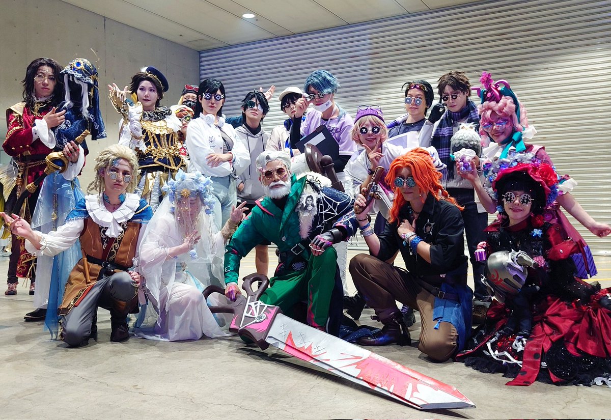hide_OMEGA's tweet image. #第五人格7周年
#第五人格DigDigSeven #コスプレ
公式で頑張ってたレイヤーさん達と📸3

僕らが休んでた壁際がちょうど演者口近くだったんだけど、不意に可愛らしい少女(@rin_risu2)が駆け寄って来て、一緒に撮りませんか!と心の声が！
わざわざ集まってくれて感謝感激❣
3日間お疲れ様でした(´ー｀)ノ