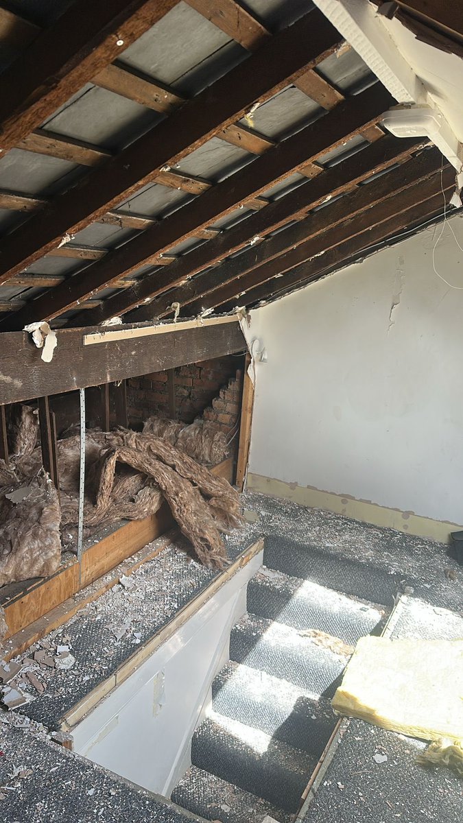 davidjohnbuild's tweet image. New project started today. Old “non regs’ loft room being ripped out in preparation for new full Dormer loft conversion. #stockportloftconversion