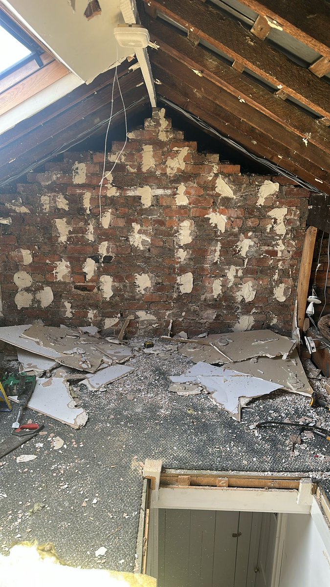 davidjohnbuild's tweet image. New project started today. Old “non regs’ loft room being ripped out in preparation for new full Dormer loft conversion. #stockportloftconversion