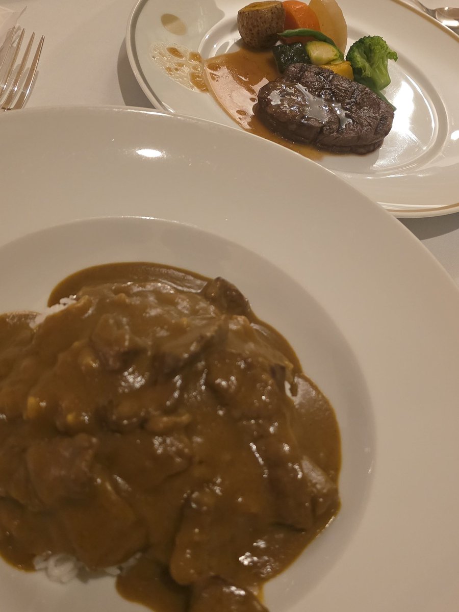 409bbl's tweet image. 💂💭 • 280725 
[8:45 PM KST] 

eating curry again

have you had dinner y/n 

if you haven&apos;t eaten eat with me when i eat ~~