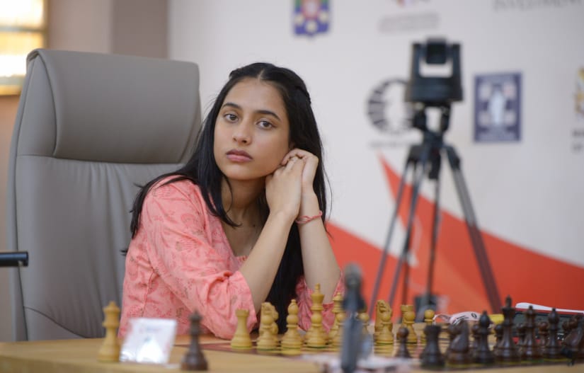19 साल की दिव्या देशमुख ने FIDE Chess World Cup के फाइनल में कोनेरू हंपी को मात दी. इस जीत के साथ ही वो भारत की चौथी महिला ग्रैंडमास्टर बनी हैं.
#divyadeshmukh