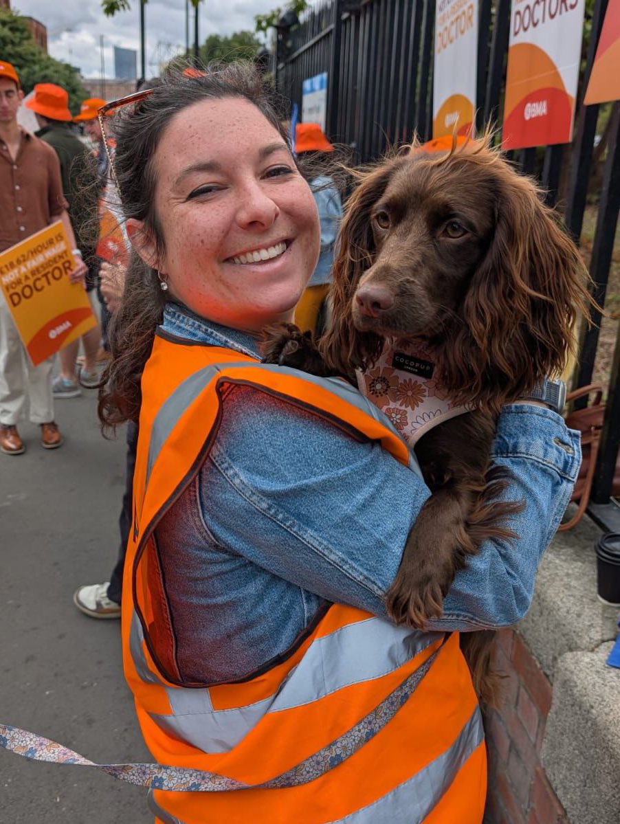 Team Northern were back outside the RVI this morning!

Led by Bracken and Bea, who were repping the orange merch 🐾