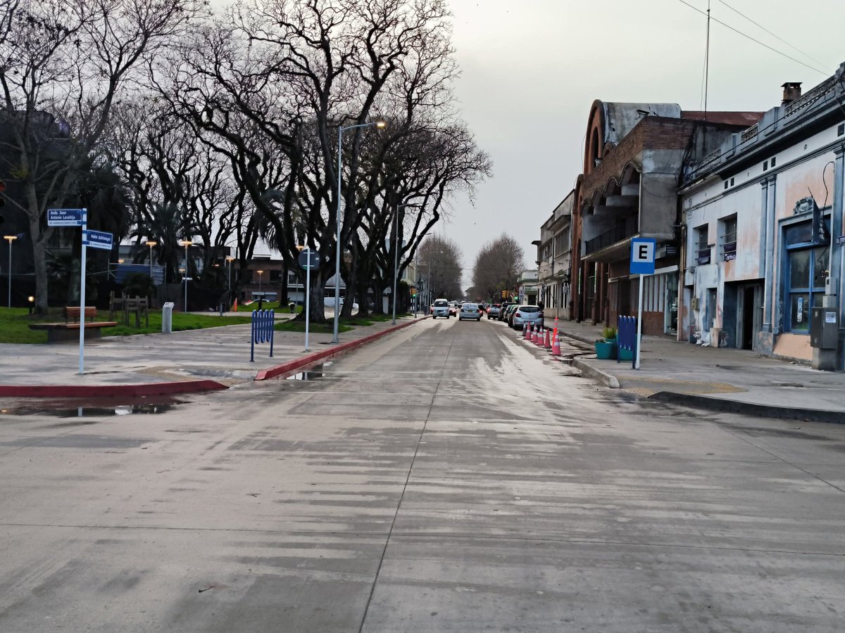 comuna33's tweet image. Gobierno de Treinta y Tres a través de la Dirección de Tránsito comunica que hoy estará interrumpido el tránsito por Pablo Zufriategui, en tramo entre Juan A. Lavalleja y Manuel Oribe hasta la hora 11:00  aprox. por obras que se desarrollan en la zona.

#GobiernodeTreintayTres