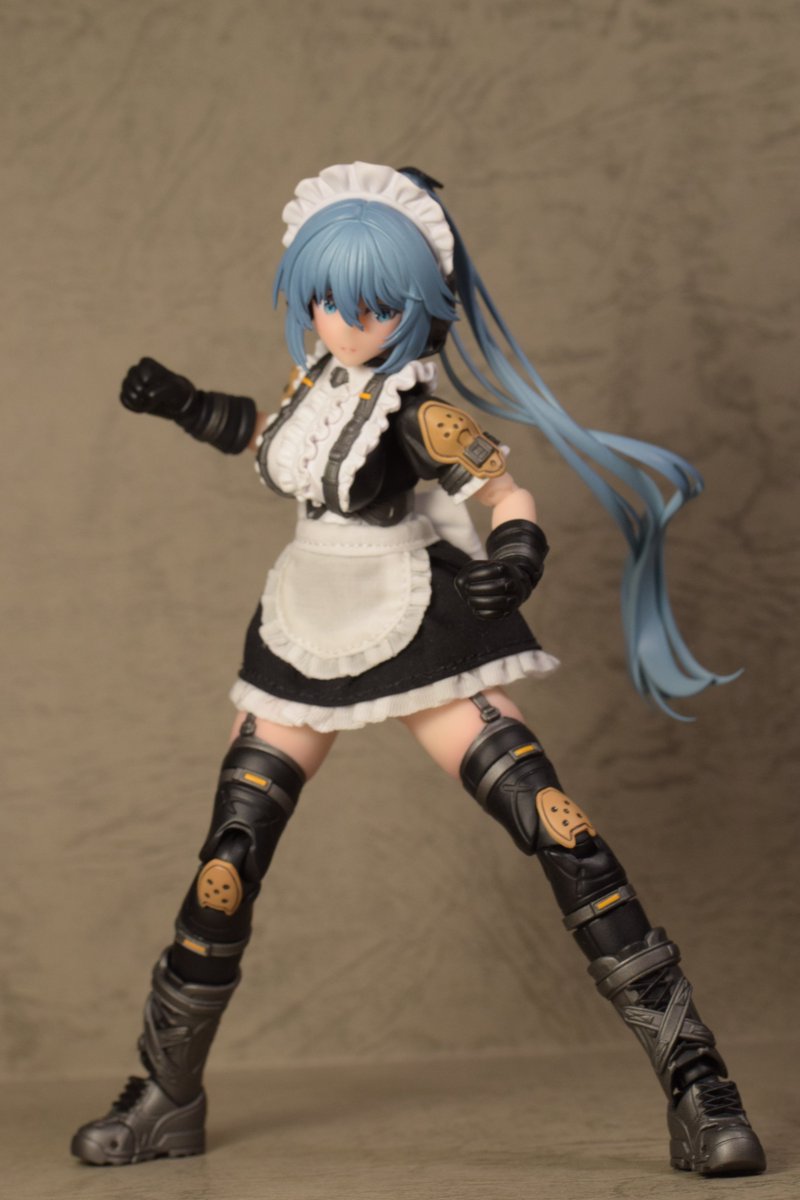 Jumbo02's tweet image. メイド服なのにごついグローブにごついブーツ！！
とってもクール系な美人さんだぁぁ(*´∀｀*)ｲｲ