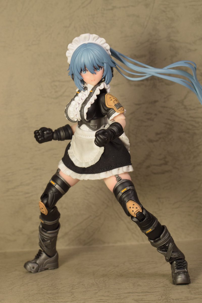 Jumbo02's tweet image. メイド服なのにごついグローブにごついブーツ！！
とってもクール系な美人さんだぁぁ(*´∀｀*)ｲｲ