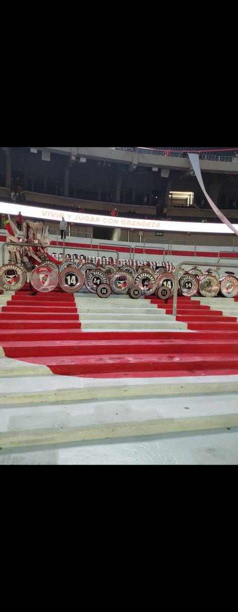 Alentemos por los que ya no estan y por todos los pibes que se quedan afuera. La moda esta matando la tribuna y es dañino para todos los que vivimos otra época en la sivori alta ⚪️🔴⚪️🍷