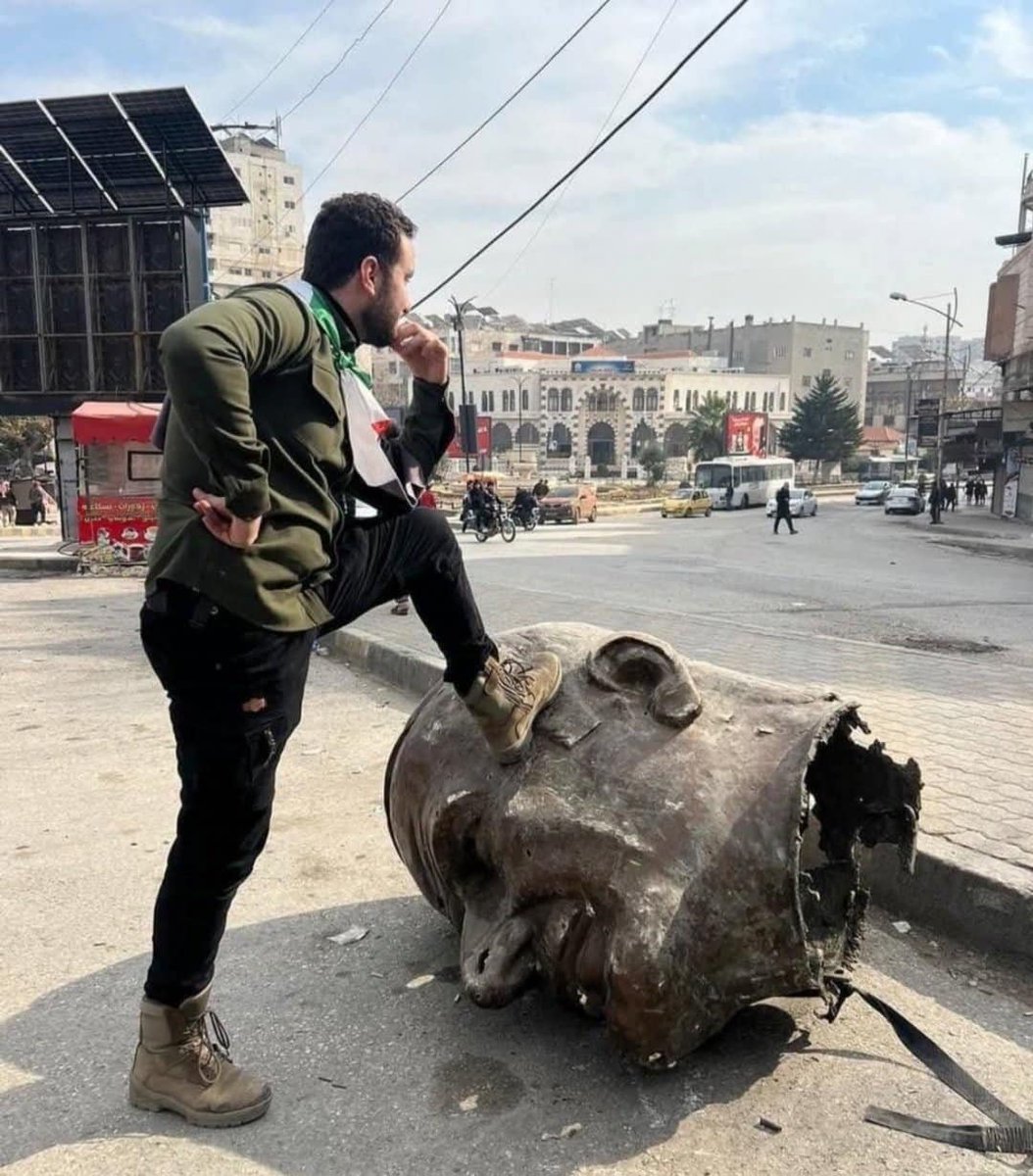 hermes_z's tweet image. Suriye fıkrası

Suriye’de Esad sonrası ilk genel seçim için tarih belli oldu. Eylül 2025. Suriye kurulduğundan beri Esad ailesi her seçimde %95-99 arası oy alarak “yeniden seçilirdi.”
Doğal olarak, şimdi herkes sonucu merak ediyor.

Bu vesileyle, aklıma bir siyasi fıkra geldi:…
