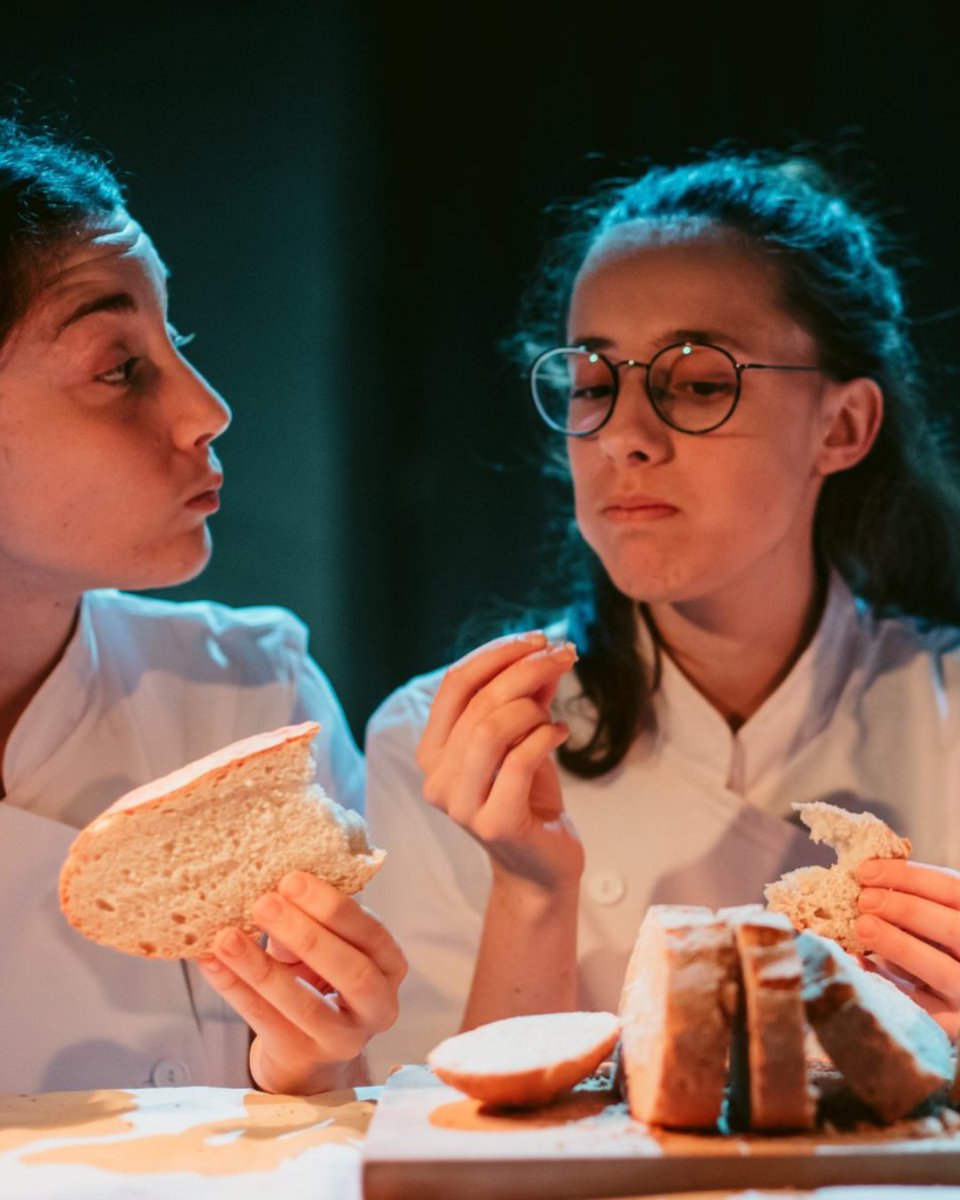 EscolesAC's tweet image. 👉🌹 “Romeo and Juliet” de @ipaproductions_: un clàssic de la literatura anglesa adaptat a les noves generacions! Per a #Secundària i #Batxillerat!

👉🥖 “Un tros de pa”: una experiència visual i sensitiva a l’entorn del pa. Us farà venir gana! Per a #Infantil i #Primària!