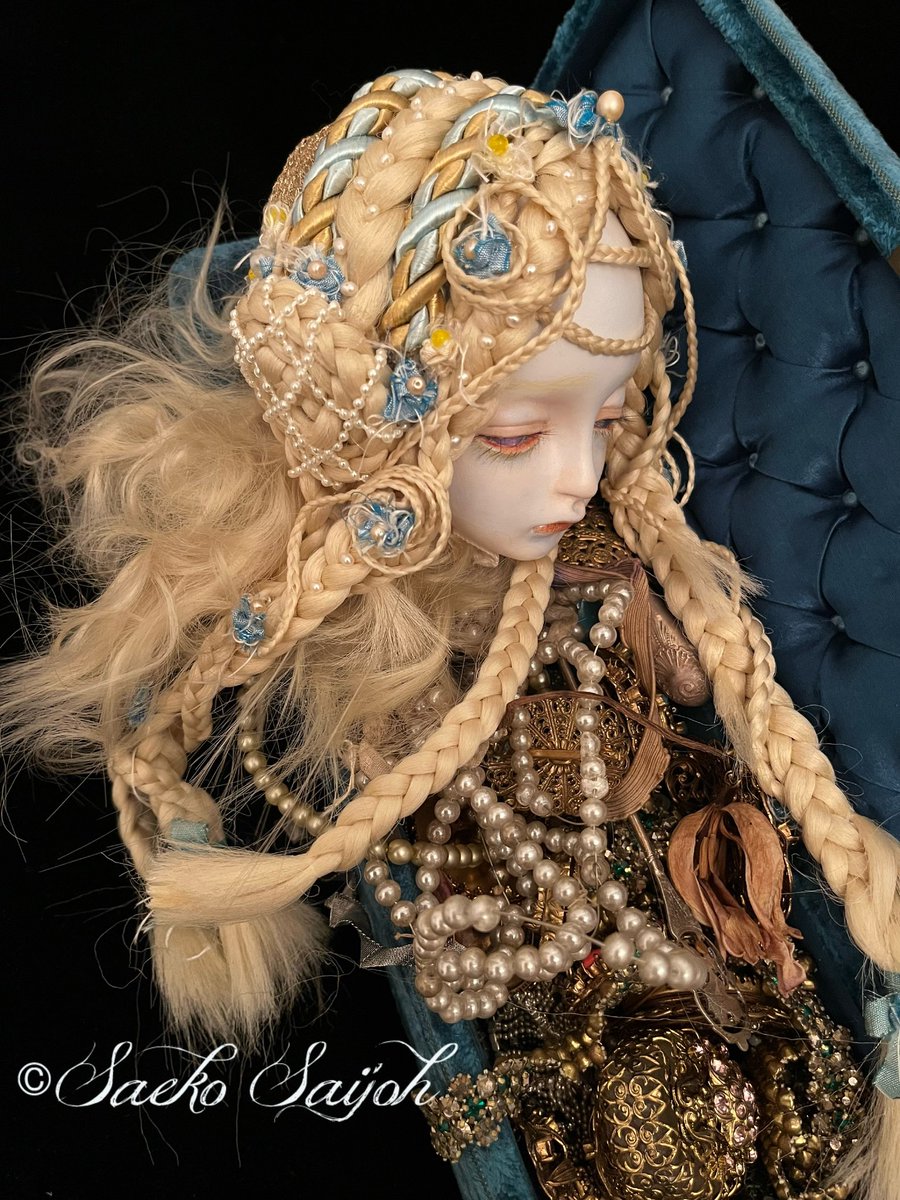 ここではなかなか新作のお披露目ができずにおりますが個展に向けて