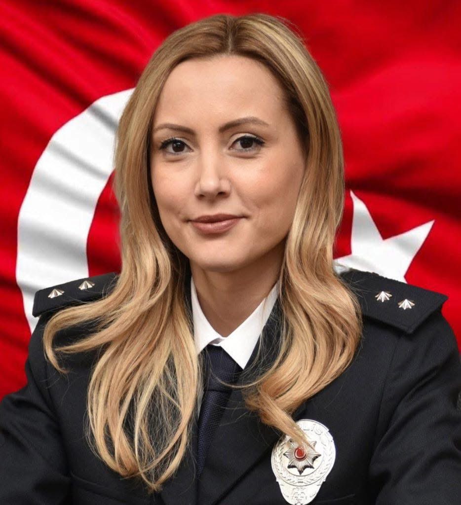 Elim bir trafik kazası sonucu kaybettiğimiz Sivas İl Emniyet Müdürlüğü Özel Kalem Amiri olarak görev yapan, Kastamonulu hemşehrimiz Polis Memuru Aysun Çağla Namdar’a Allahtan rahmet, Namdar ailesine, mesai arkadaşlarına, sevenlerine başsağlığı ve sabır diliyoruz.
