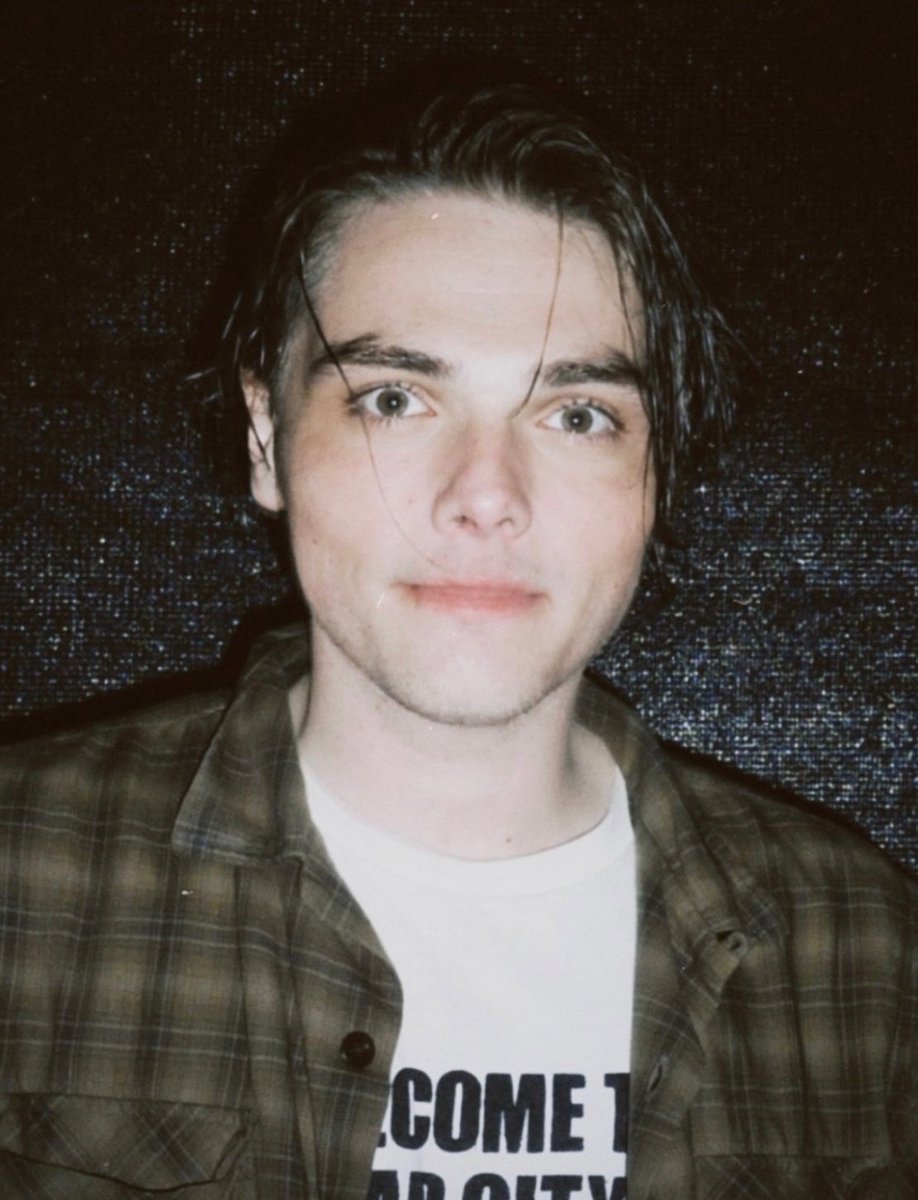 bvbatptvturtles's tweet image. me : hmm where did all my estrogen go..???
the suspiciously estrogen shaped gerard way