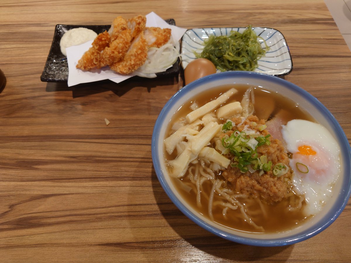 Gamer_Wakama's tweet image. 蒜頭麵 120
使用大量炸蒜頭,但若馬喜歡直接使用的
比想像還豐富的花枝排 180
沾醬好吃是現做的
海帶絲 80
若馬喜歡海帶絲
附加豆干麵與紅豆湯
若馬覺得做為居民向已經夠了
其實還有生魚片不過若馬想吃熱食