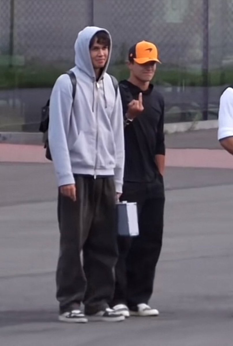inertianthem's tweet image. alex y lando mirando con cara de orto el avión donde se iban leclerc y sainz 😭😭 y lando !! q tipazo