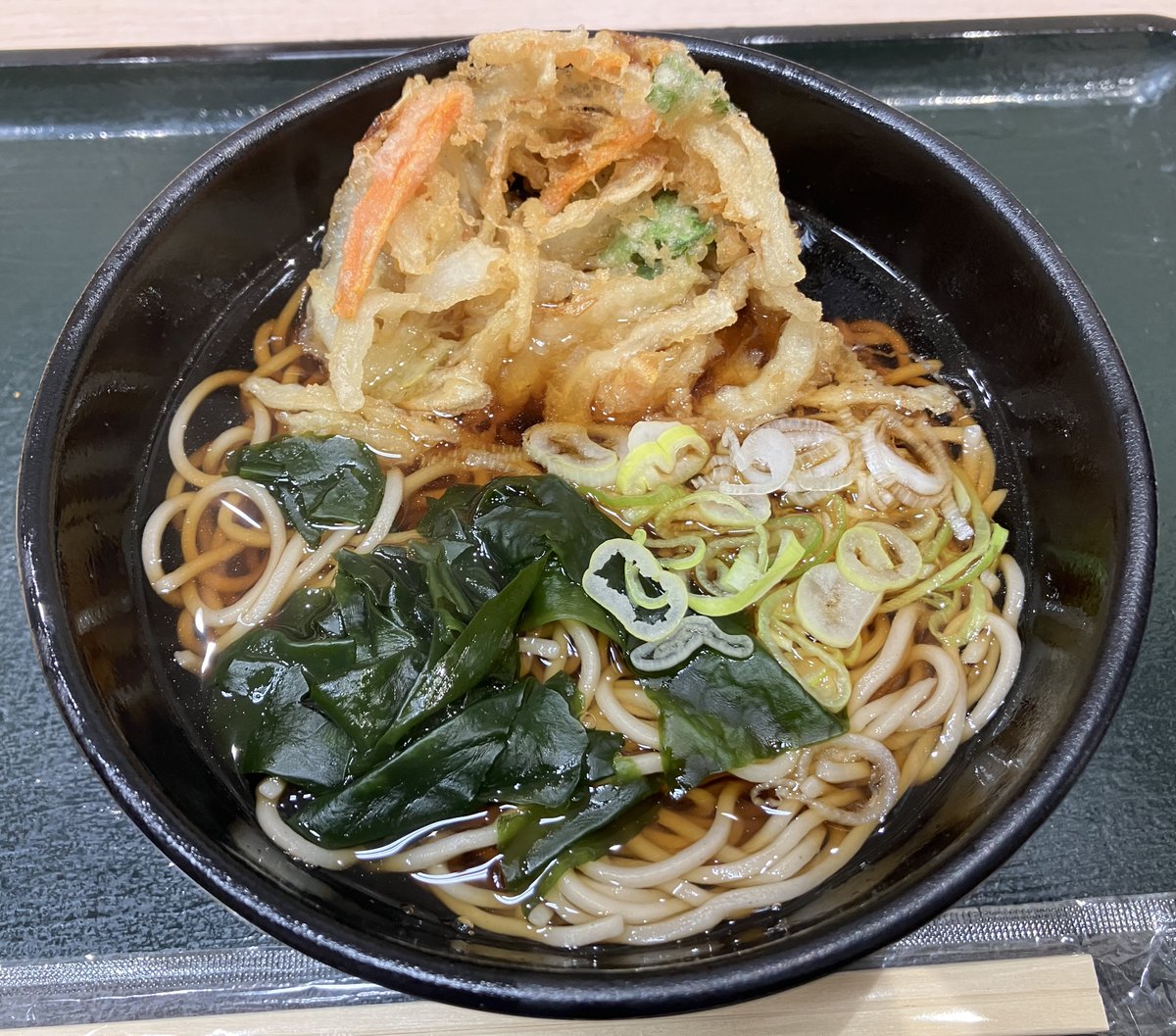 KenNobuy's tweet image. 名代 箱根そば 豊洲店 
東京都江東区豊洲５丁目５−１−２０ 
かき揚げ天そばライト（400円）
今日は暑かったですね。まああったかいそばを食べたんですが、、、豆腐一丁にしようと思ったんですがあったかいのがよくてこっちにしました。