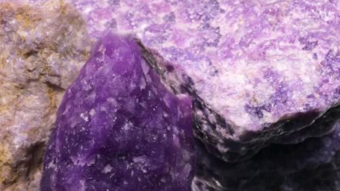 Les minerais et les #métauxcritiques, devenus essentiels dans les processus industriels, sont exposés à un fort risque de pénurie. Comment sécuriser leur approvisionnement ? ⤵️ vie-publique.fr/en-bref/299667…