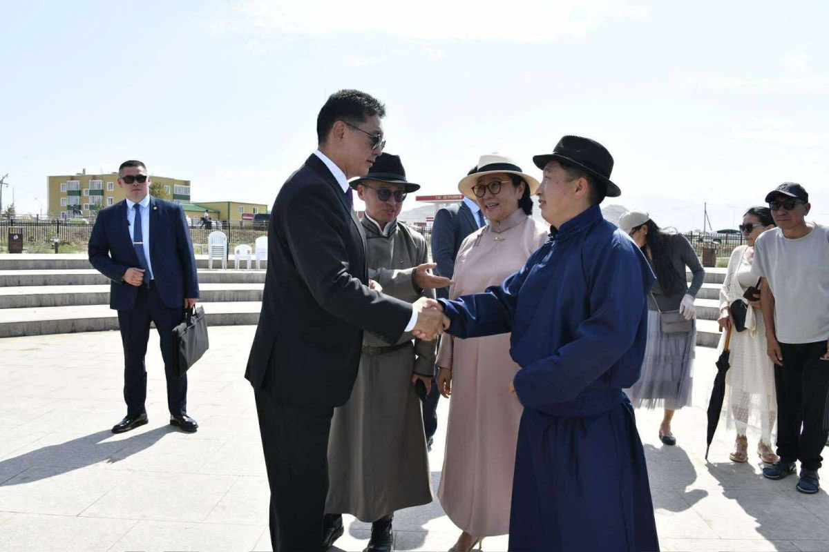 UBn_mn's tweet image. УИХ-ын Ерөнхий нарийн бичгийн дарга Б.Баасандорж Монгол Улсын Ерөнхийлөгч У.Хүрэлсүхэд Ардын жүжигчин Г.Түмэндэмбэрэлийн хөшөө бүтсэн түүхийг танилцуулав 

ubn.mn/p/87232