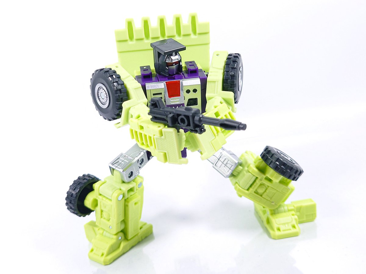 PS_Sirenstrike's tweet image. TS-06 スクラッパー
腕の付け根が展開する都合で肩を前後に出す可動が搭載されてます
腰が回らないのが惜しいけど武器を構える姿勢がより映えますね
デバスター用の武器が分離する機能がUW版から引き継がれており、今回はタブが専用に付いているのできっちり接続可能です
