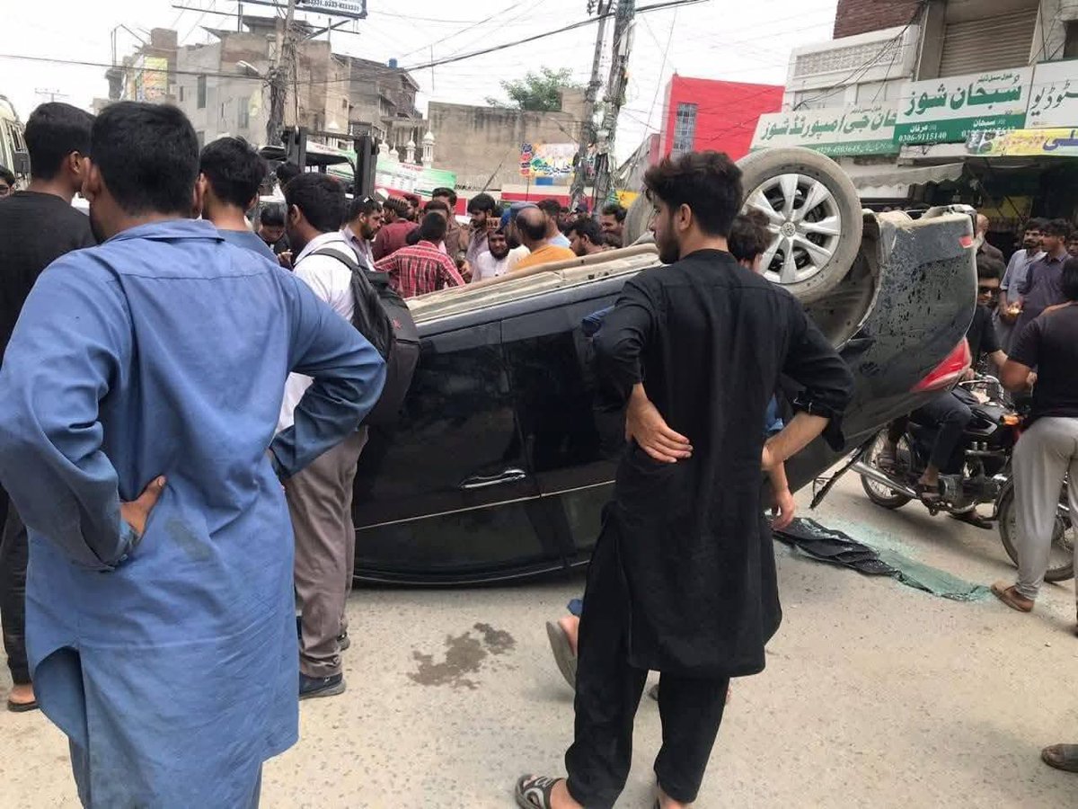 Iqb_66's tweet image. ڈسکہ
شہری کی 50 لاکھ مالیت کی قیمتی ٹیوٹا گاڑی ٹریفک پولیس والوں نے غلط پارکنگ کی وجہ سے لفٹر سے اٹھاتے ہوئے اُلٹا کر تباہ کردی