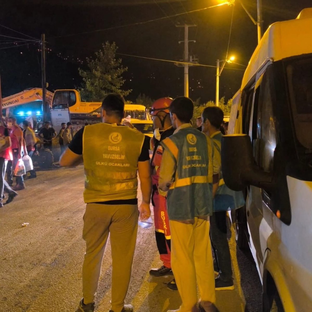 Her afette hep en önde bizim çocuklar… Durmadan uyumadan dinlemeden ellerinden gelen herşeyi yapıyorlar.
Sizinle gurur duyuyoruz çocuklar 🙏 
Rabbim ülkemize milletimize böylesi acıları bir daha yaşatmasın inşallah…
<a href="/Ulku_Ocaklari/">Ülkü Ocakları</a> <a href="/ulkucuresmitc/">Ülkücü Hareket</a> 
<a href="/bursaocak16/">Bursa Ülkü Ocakları 🇹🇷</a>