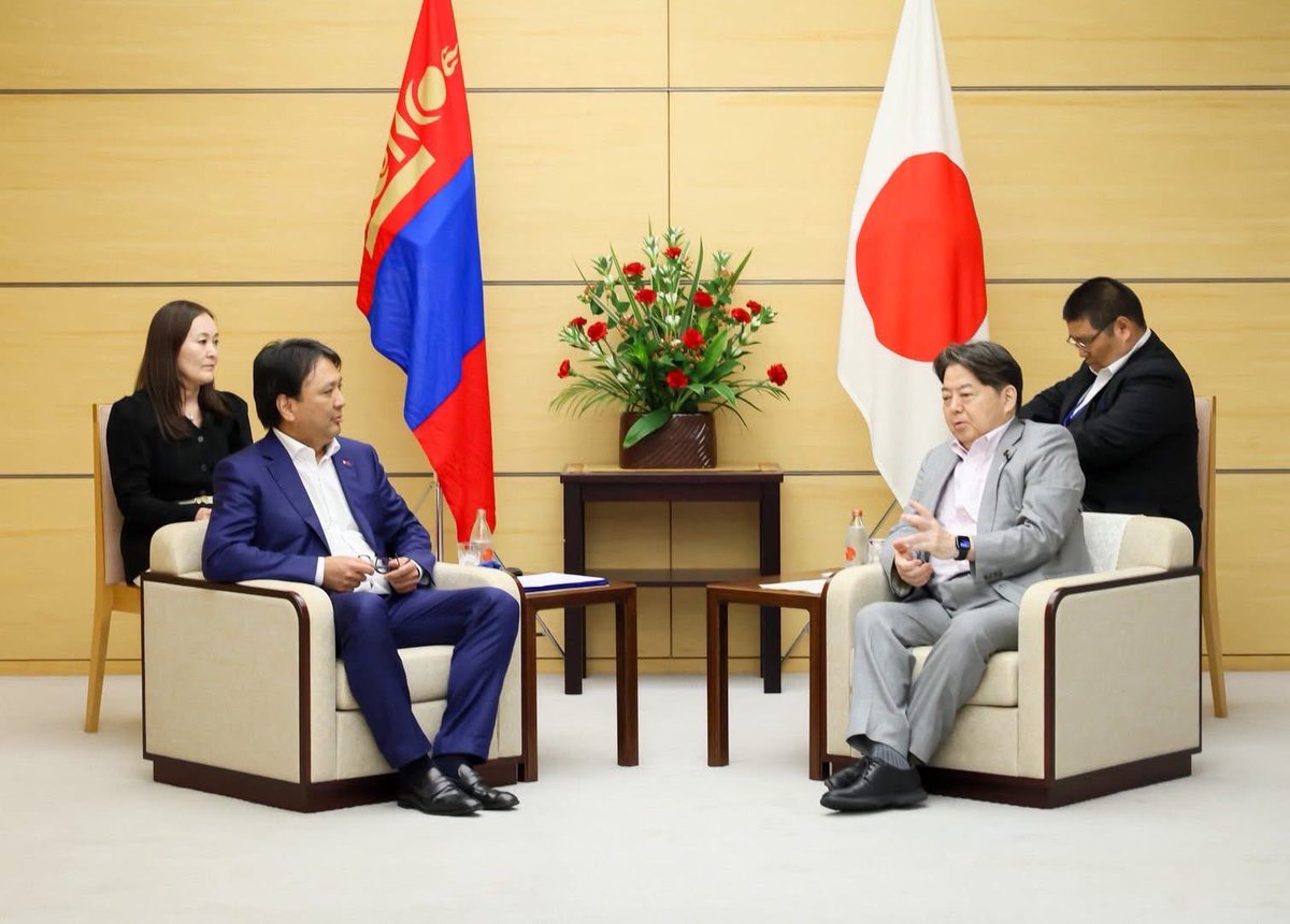 大阪・関西万博のモンゴル・ナショナルデー行事に参加するため来日中のトグミド・ドルジハンド副首相の表敬を受けました。私からは、日本で学ばれ、日本に精通している副首相との面会を光栄に思う事と、先日の天皇皇后両陛下のモンゴル訪問が両国の関係強化に大きく貢献したことを喜ばしく思うとお伝え