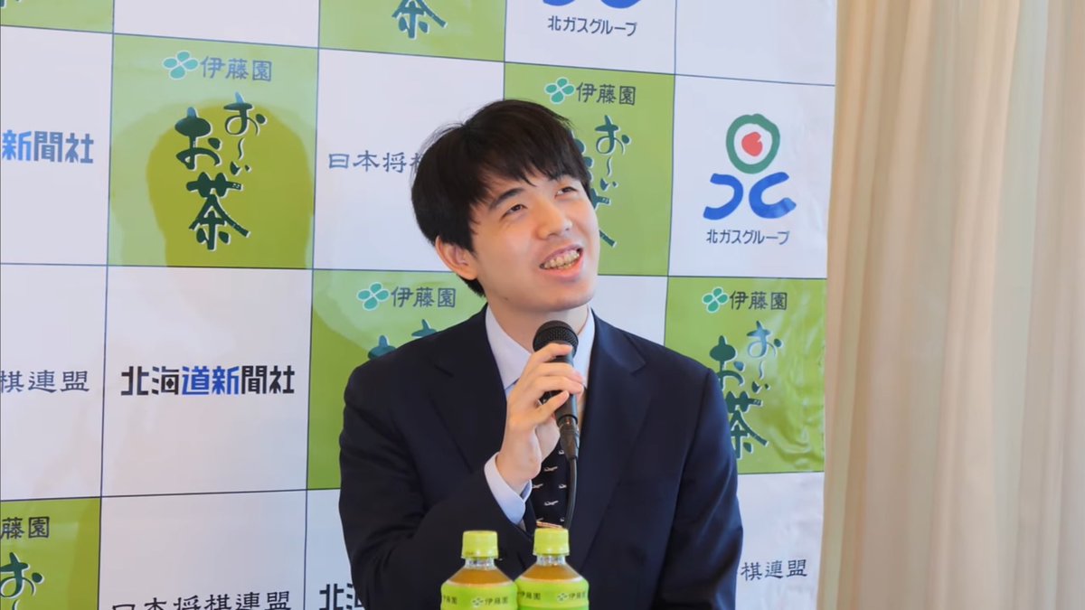 chunichishogi's tweet image. 伊藤園お〜いお茶杯第66期王位戦七番勝負の第3局は明日から北海道新千歳空港内のポルトムインターナショナル北海道で指されます
検分や藤井聡太王位、永瀬拓矢九段のインタビューなど、前日の両対局者の様子を5本の動画でお伝えします
youtube.com/@chunichishogi