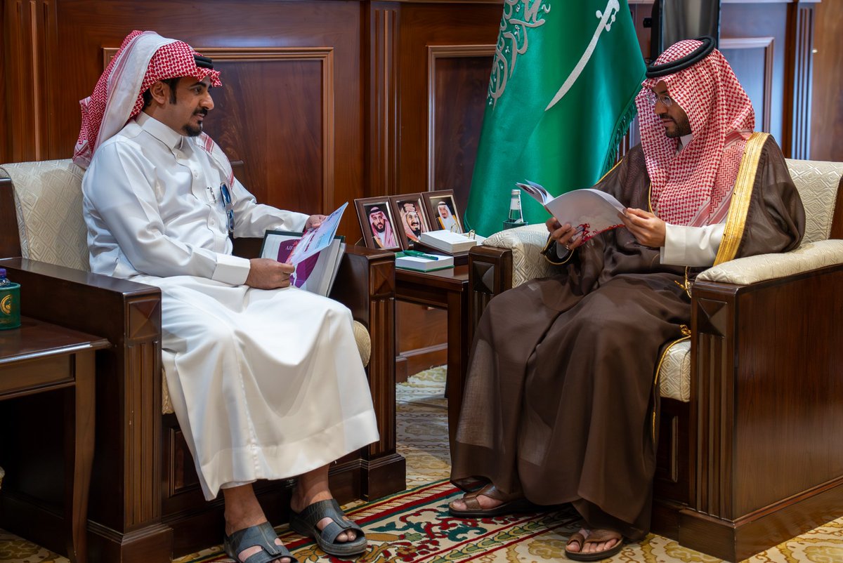 emara_hail's tweet image. سمو #نائب_أمير_منطقة_حائل يستقبل رئيس أكاديمية الأجفر المدرب الوطني ممدوح خلف الشمري ونائب الرئيس فهد عيد الشمري وعدداً من لاعبي الاكاديمية، ويطلع سموه على مشاريع الأكاديمية لخدمة الشباب.