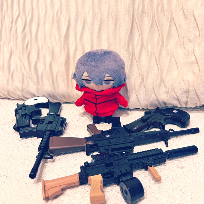 ボス柳ぱぺに持たせたくてガチャの銃を見繕ってみたらデカすぎて途方に暮れてる