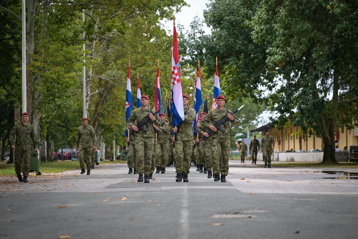 ivananusic12's tweet image. Danas sam obišao pripadnike pješačkih postroja #OSRH koji su u završnoj fazi priprema za svečani vojni mimohod.
Hvala svim sudionicima na iznimnoj posvećenosti i trudu kako bi 31. srpnja Hrvatska vojska pokazala ono što 🇭🇷 s ponosom iščekuje, sposobnost, vještinu i opremljenost…