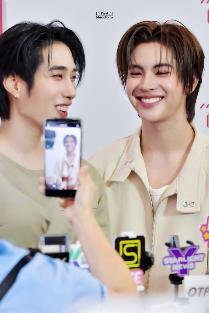 1stmunchk's tweet image. 📸 : 𝟮𝟳•𝟬𝟳•𝟮𝟱 | 𝘾𝙚𝙣𝙩𝙧𝙖𝙡 𝙒𝙤𝙧𝙙
🐰: #TleFirstone | #เติ้ลเฟิร์สวัน

• เป็นรูปที่เห็นแล้วยิ้มลำพังมาก ในขณะที่น้องเฟิร์สยิ้มแฉ่งให้กล้องพี่ๆสื่อ แต่สายตาพี่เติ้ลมองที่เฟิร์สแถมยิ้มตามจนตาหยีอีก เอ็นดูง่ะ 🥰🤲🏻🫶🏻

☘︎ #praewtalk2025xTleFirstOne
☘︎ #1stMunchkSnap
