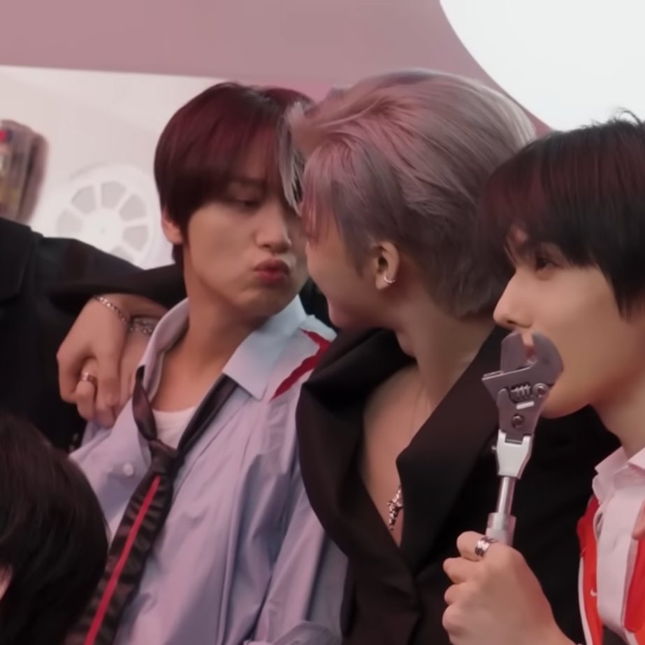 archivesnjm's tweet image. haechan trying to kiss jaemin 🐻💋🐰??