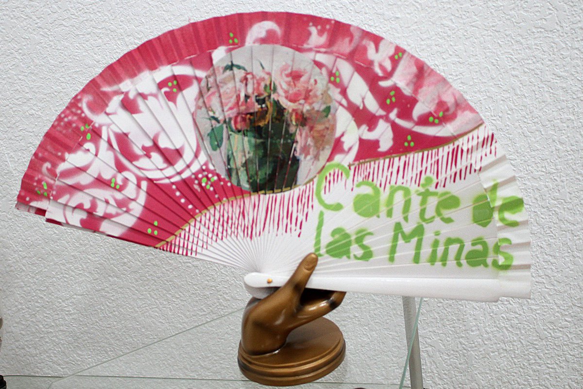 Abanicos cargados de color, tradición y arte flamenco

David López regresa al Festival Internacional del Cante de las Minas con sus ya icónicos abanicos personalizados, una fusión de artesanía y pasión flamenca que este año cumple diez ediciones

#PMKArtesanías #NosVemosEnLaUnión