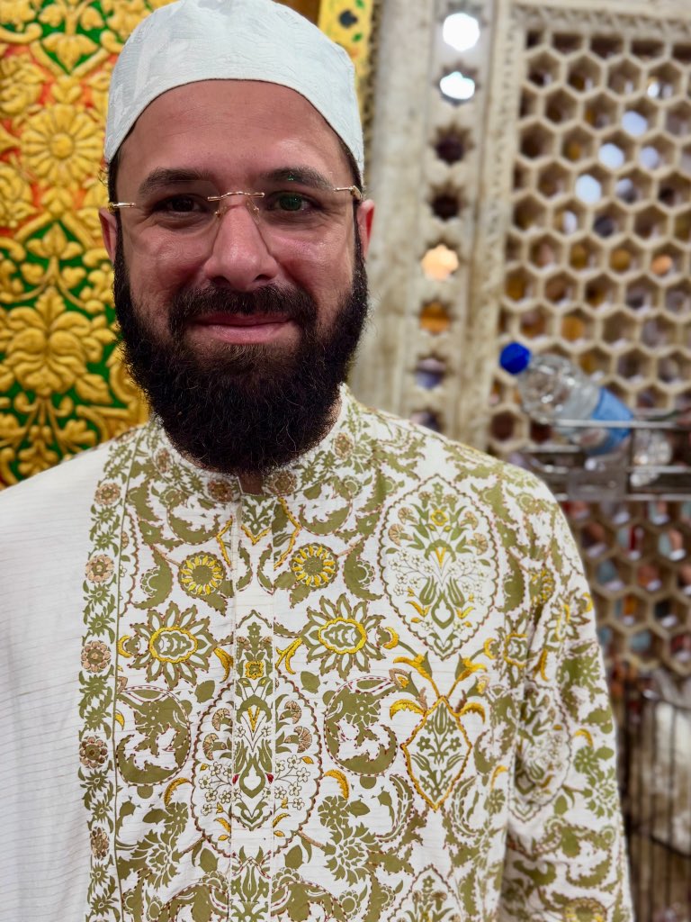 thedelhiwalla's tweet image. Super-loving your kurta, sir… Fida ji, at the Sufi Shrine of Delhi’s Hazrat Nizamuddin Auliya