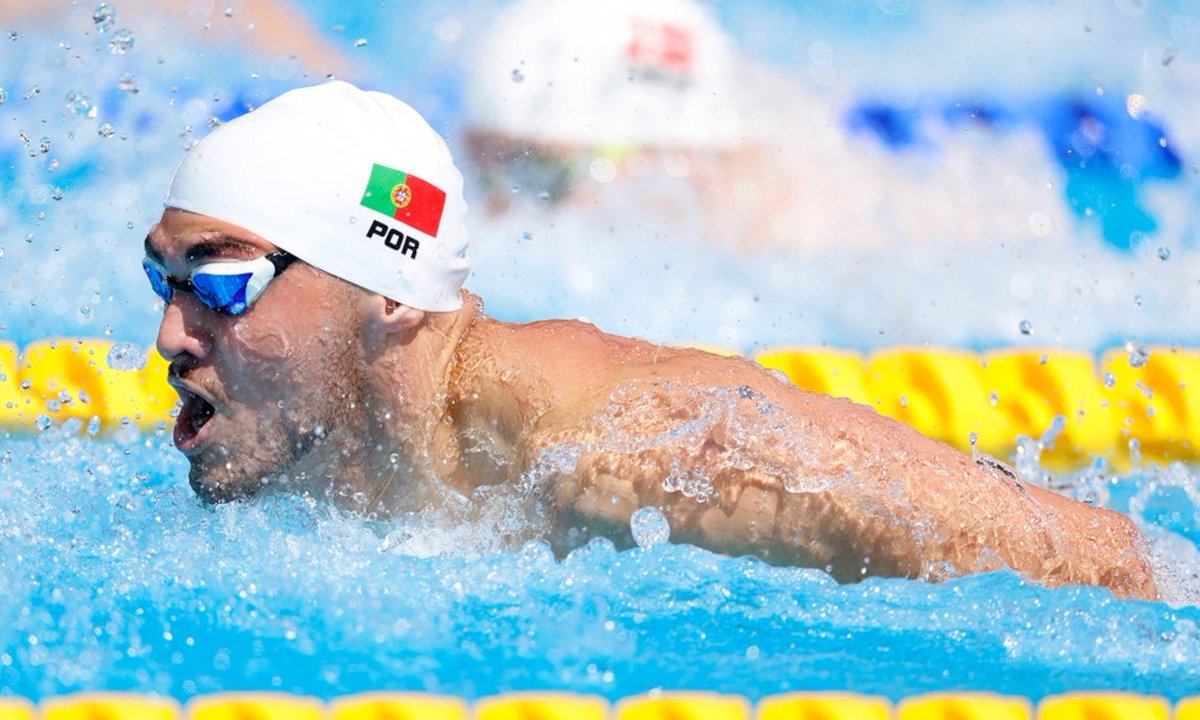CurtaVermelha's tweet image. Diogo Ribeiro ficou em 4.º na Final da prova de 50m Mariposa do Mundial de Singapura.
Fez a prova em 22.77. Bateu o recorde nacional, que já era seu. E ficou a 0.1s da medalha de bronze.
Ele vai participar em mais três provas: 50m livres, 100m livres, e 100m mariposa.