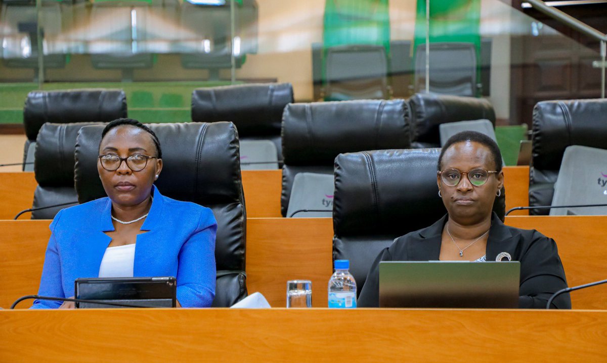 RwandaParliamnt's tweet image. Abasenateri ba Komisiyo ya Politiki n’Imiyoborere batangiye igikorwa cyo kugenzura uko imitwe ya politiki yemewe mu #Rwanda yubahiriza amategeko mu mikorere yayo.
Uburyo buzakoreshwa ni:
➡️ Kugirana ibiganiro n’abahagarariye imitwe ya politiki yose
➡️Gusesengura inyandiko…