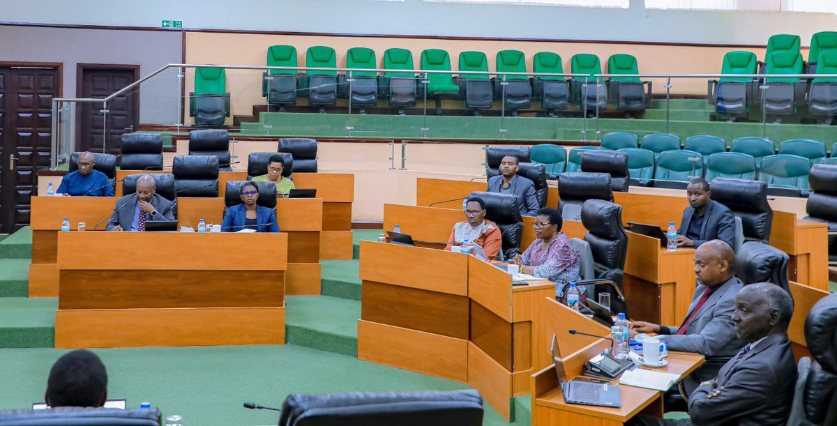 RwandaParliamnt's tweet image. Abasenateri ba Komisiyo ya Politiki n’Imiyoborere batangiye igikorwa cyo kugenzura uko imitwe ya politiki yemewe mu #Rwanda yubahiriza amategeko mu mikorere yayo.
Uburyo buzakoreshwa ni:
➡️ Kugirana ibiganiro n’abahagarariye imitwe ya politiki yose
➡️Gusesengura inyandiko…