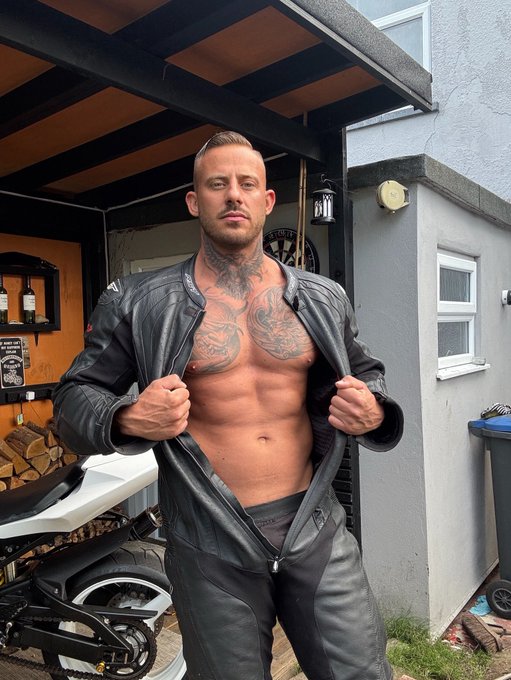 Watch BigLiamXXX's leaked NSFW photo on TwXstars