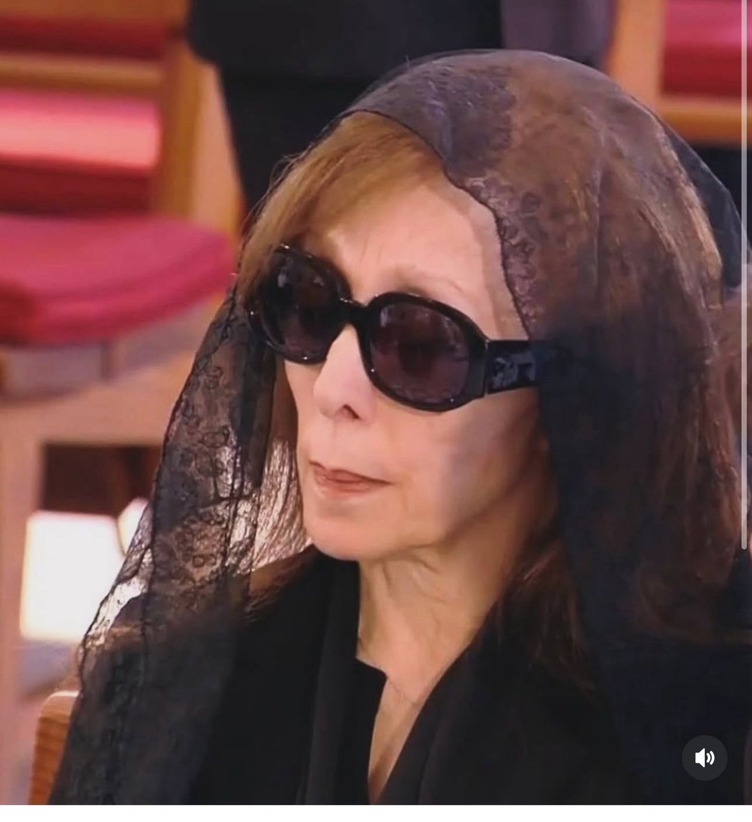 سقط اللحن … 
وارتجف الصوت …
ليدخل حزنها الي عمق مختلف ….
غنت #فيروز بصمتها .. فأبكتنا..
 #فيروز في وداع #زياد_الرحباني 
والبقاء لله