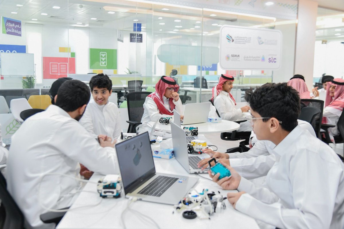 BahaUniversity's tweet image. #تغطية | استقبلت #جامعة_الباحة، ممثلة في #أوقاف_جامعة_الباحة، 40 طالبًا من المرحلتين المتوسطة والثانوية بمنطقة الباحة، ضمن البرنامج التدريبي “برمجة الروبوت والذكاء الاصطناعي”، المُنفذ ضمن مبادرة #صيفك_ذكي، برعاية #وزارة_الاتصالات_وتقنية_المعلومات، وتنفيذ #أكاديمية_الروبوت.
ويستمر…