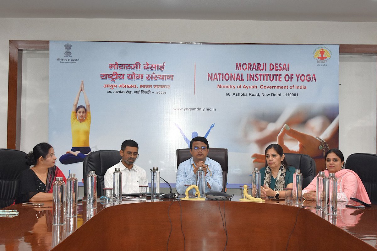 mdniy's tweet image. Dr. Kashinath Samagandi, Director, MDNIY welcomed the 82nd Know India Programme delegation. This was followed by an insightful presentation by Dr. I. N. Acharya, Programme Officer, highlighting the Institute's programs & activities. The delegates also participated in a Yoga…